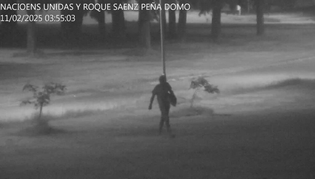 Robo luminaria Parque Garay. 